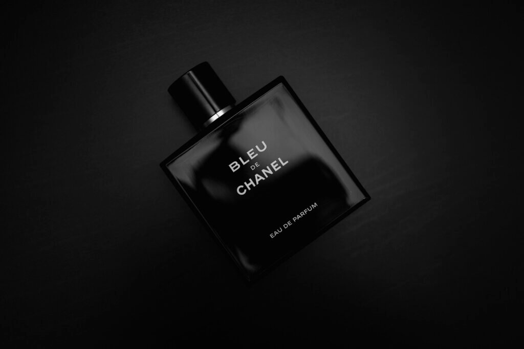 Bleu De ChanelThe Best Woody Perfumes for Men in 2025